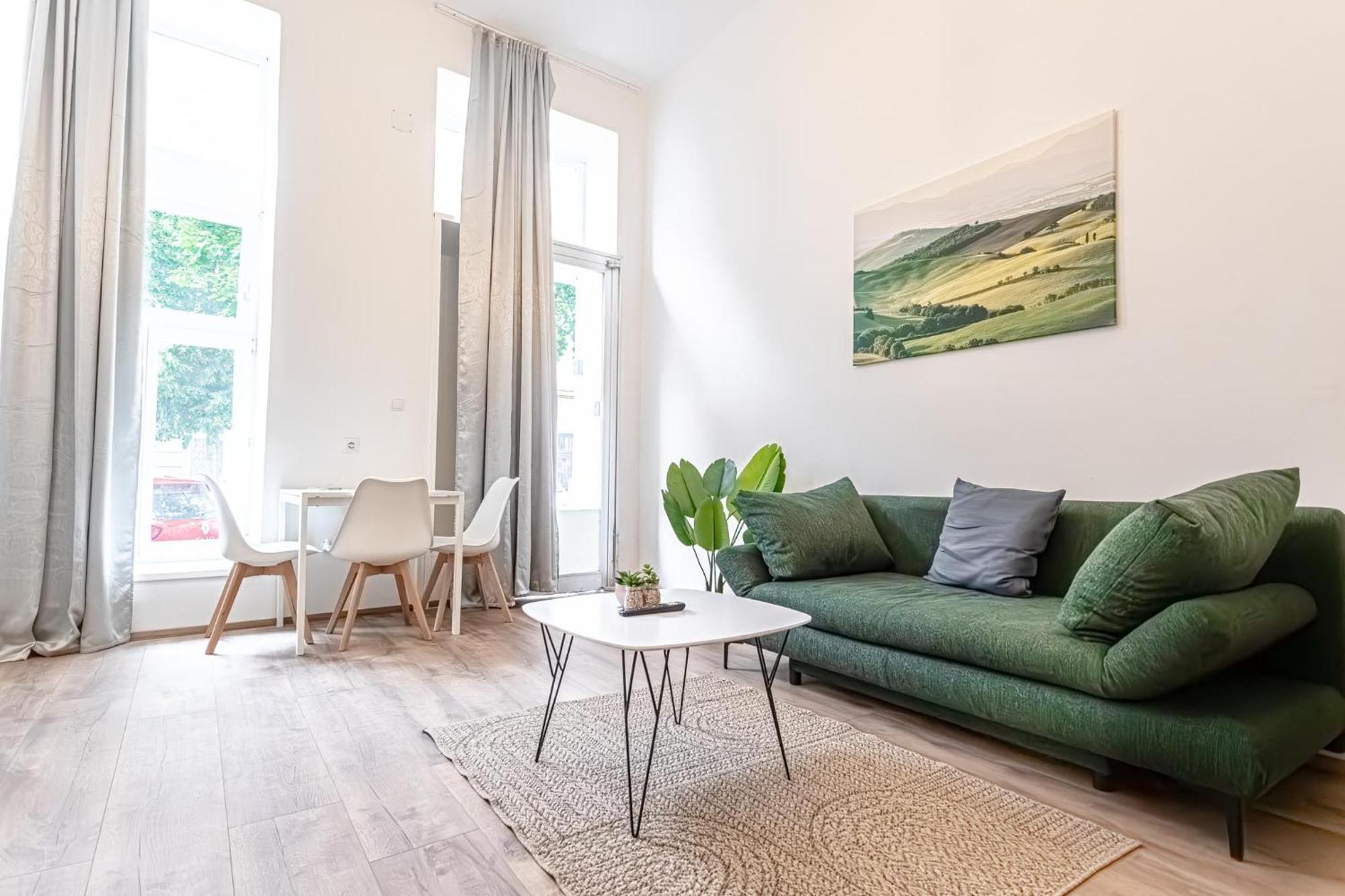 18 Min To Center Via U3 - Lovely 1br Ground Floor Gem Appartement *